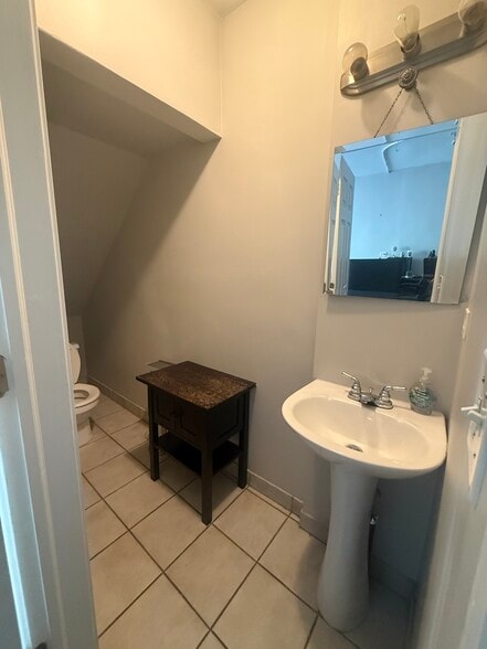 More Photos Of 836 N Damen Ave, Chicago Storefront Retail Residential For Lease