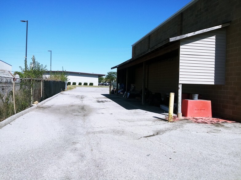 More Photos Of 8870 Frost Ave, Saint Louis Service For Lease