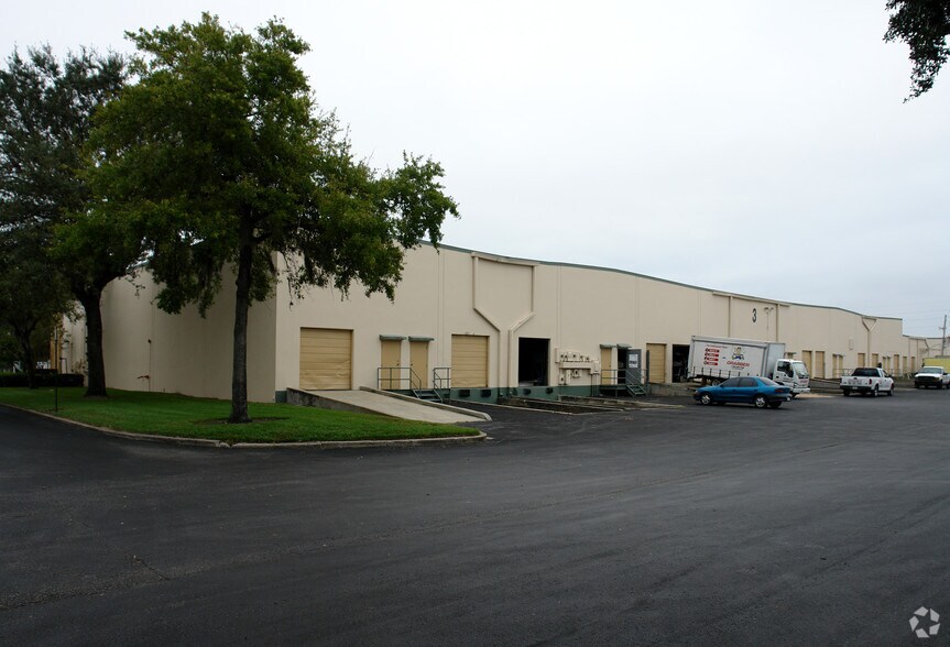 More Photos Of 3600-3606 Silver Star Rd, Orlando Unknown For Lease