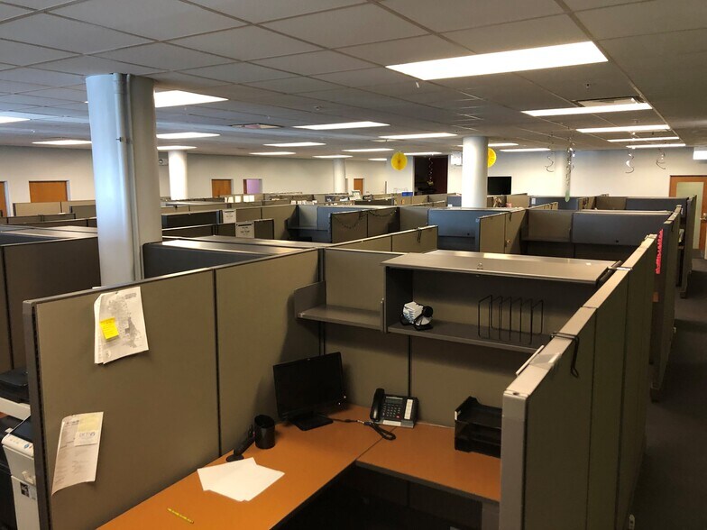 More Photos Of 100 N Western Ave, Chicago Flex For Lease