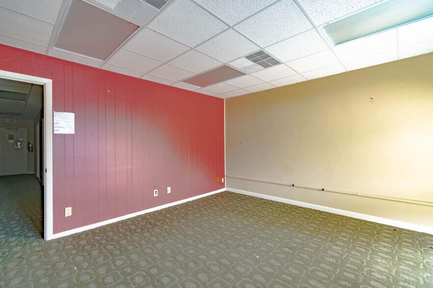 More Photos Of 1401 Applewood Dr, Dalton Medical For Lease