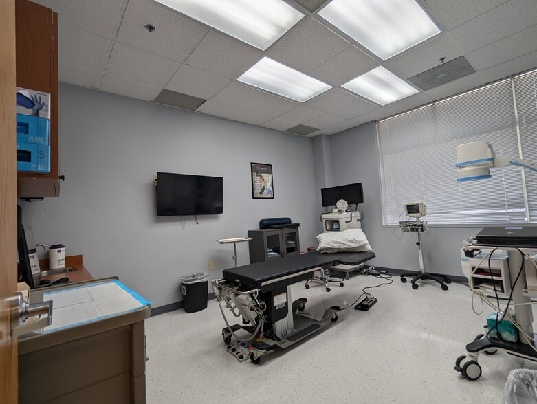 More Photos Of 7127 W 95th St, Overland Park Medical For Lease