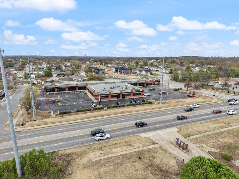 More Photos Of 2500-2502 SW 14th St, Bentonville Unknown For Lease