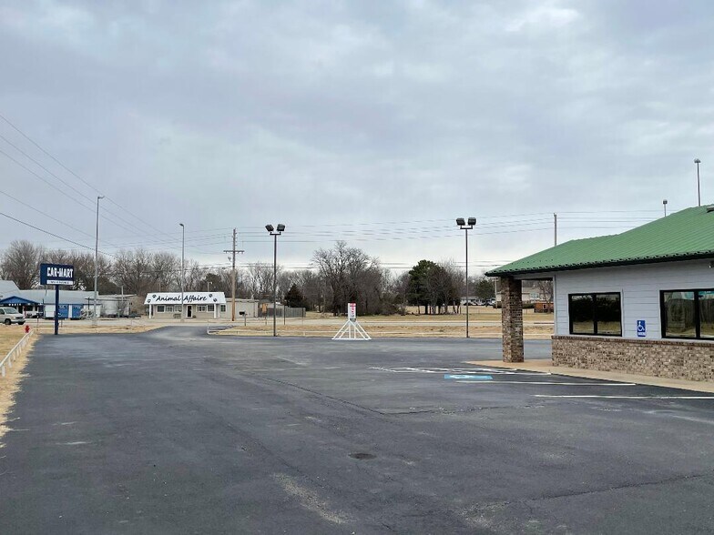 More Photos Of 3618 US Highway 59, Grove Freestanding For Lease