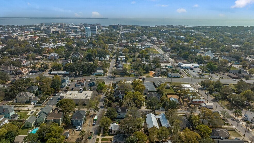 More Photos Of 400 W Cervantes St, Pensacola Flex For Lease