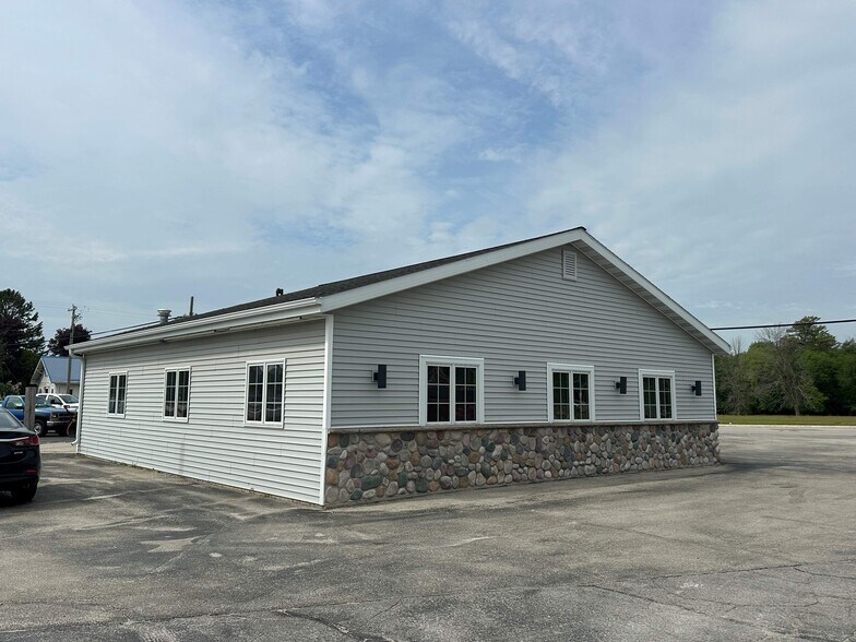 More Photos Of 3009 Forest Ave, Two Rivers Specialty For Lease