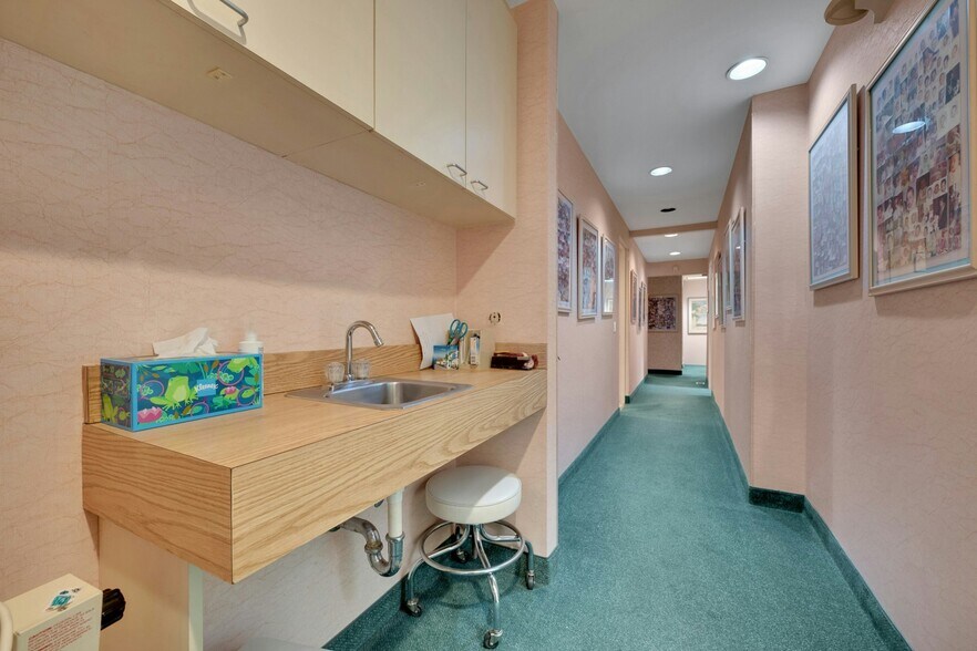 More Photos Of 27 Oak St, Stamford Medical For Lease