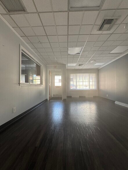 More Photos Of 200 E Main St, Smithtown Office For Lease
