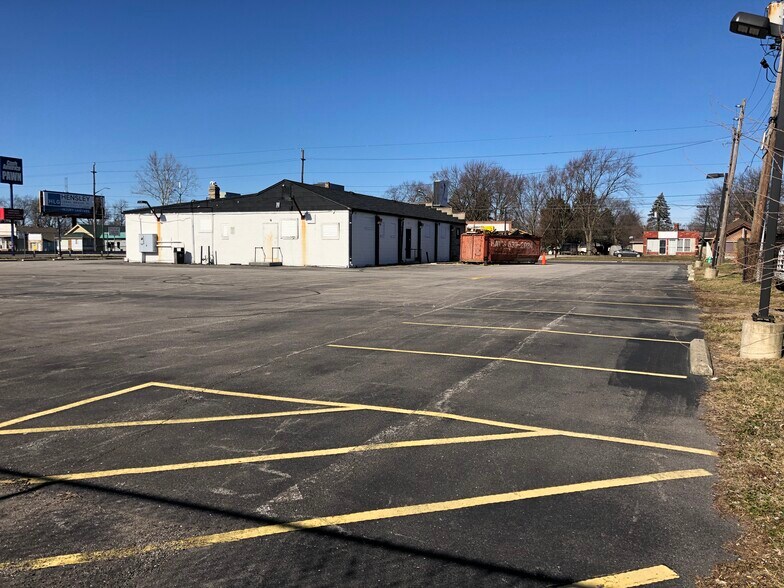 More Photos Of 3535 W 16th St, Indianapolis Bar For Sale