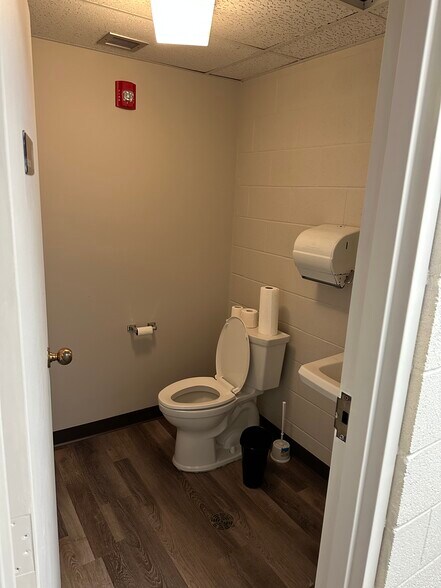 More Photos Of 132 Main St, Southington Bank For Lease