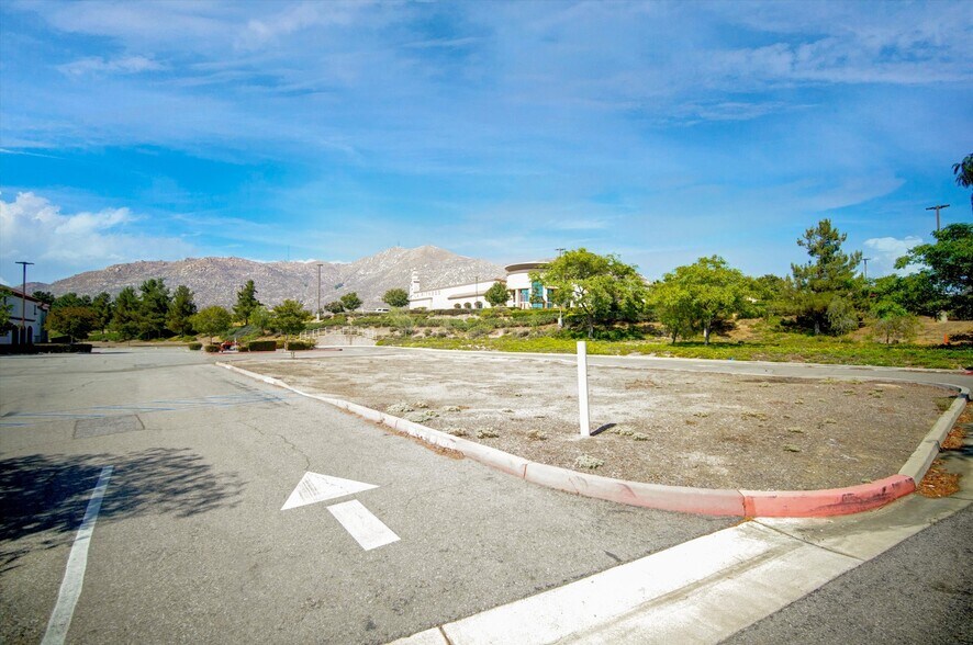 More Photos Of Canyon Springs Parkway, Riverside Land For Lease