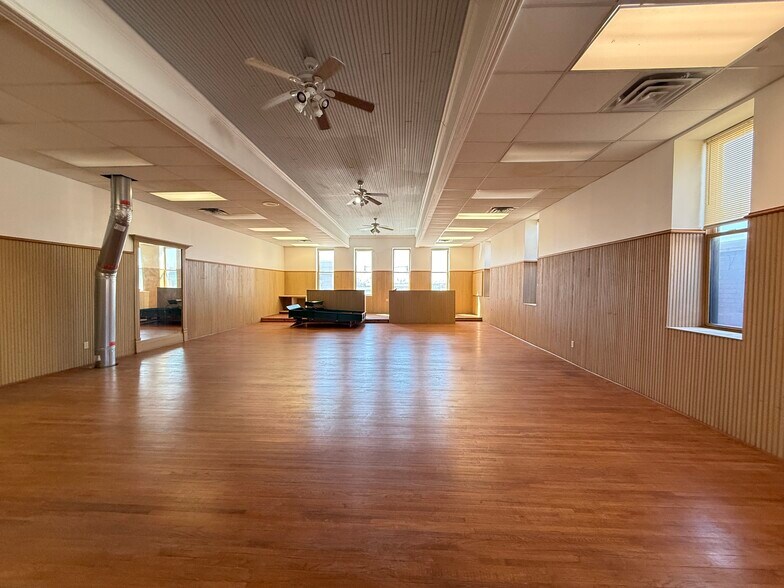 More Photos Of 506 W Will Rogers Blvd, Claremore Storefront Retail Office For Lease
