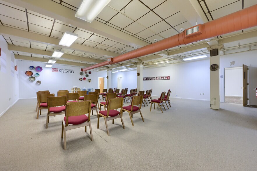 More Photos Of 704 Main St, Akron Flex For Sale