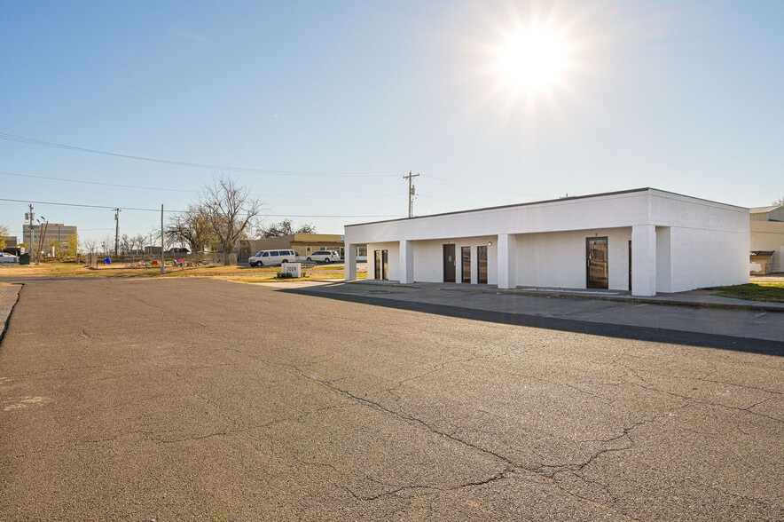 More Photos Of 3009 Epperly Dr, Oklahoma City Office For Sale