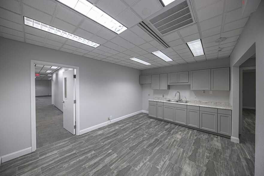 More Photos Of 125 W Missouri Ave, Midland Office For Lease