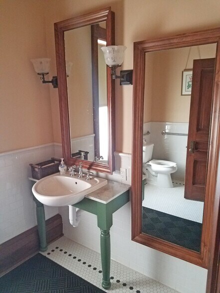 More Photos Of 1307 Massachusetts St, Lawrence Office For Lease