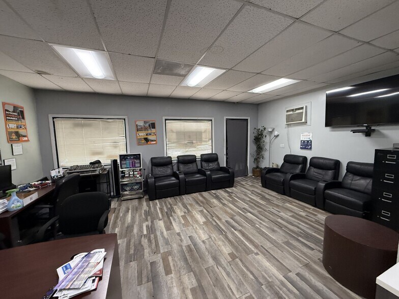 More Photos Of 10548 Victory Blvd, North Hollywood Storefront For Sale