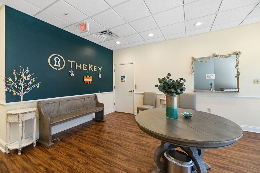 More Photos Of 7100 S Beneva Rd, Sarasota Office For Lease