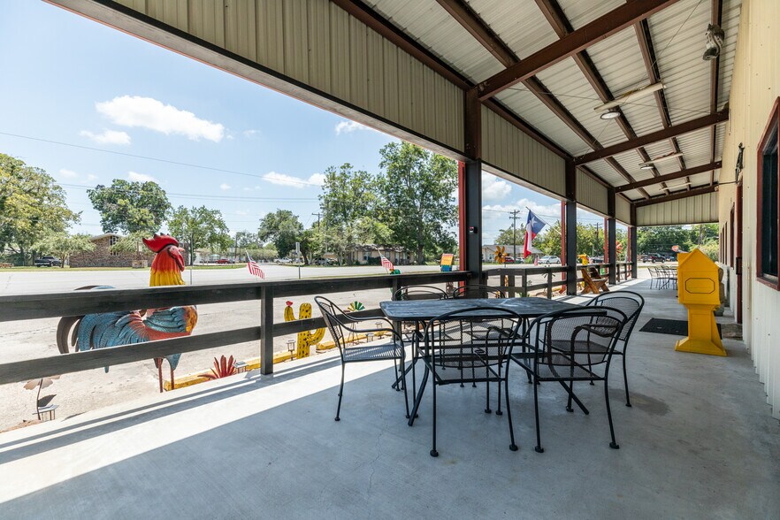 More Photos Of 714 N Main St, Sweeny Restaurant For Sale