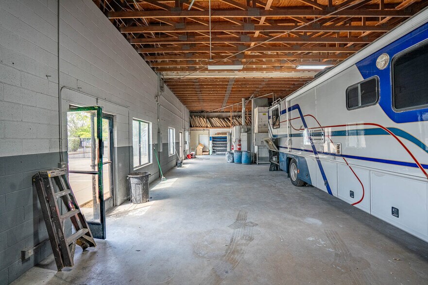 More Photos Of 39126-39130 3rd St E, Palmdale Service For Sale