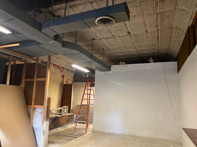 More Photos Of 300 E Broadway Blvd, Johnston City Specialty For Sale