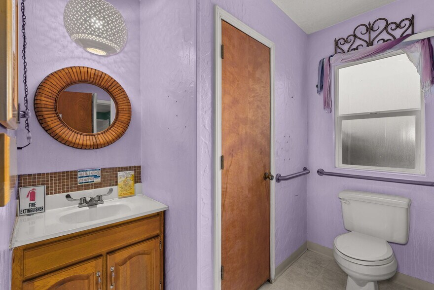 More Photos Of 1017 W Main St, Centralia Flex For Sale