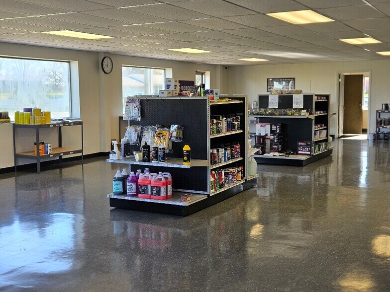 More Photos Of 1300 W Saunders St, Mount Pleasant Showroom For Lease