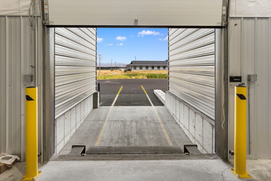 More Photos Of 880 Nicole st, Helena Distribution For Lease