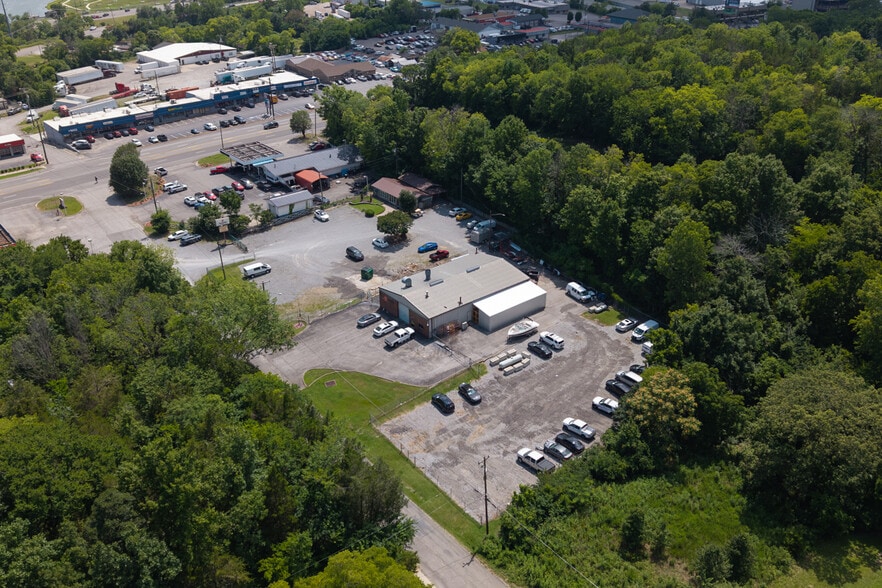 More Photos Of 103-107 Mallard Dr, Hendersonville Warehouse For Sale