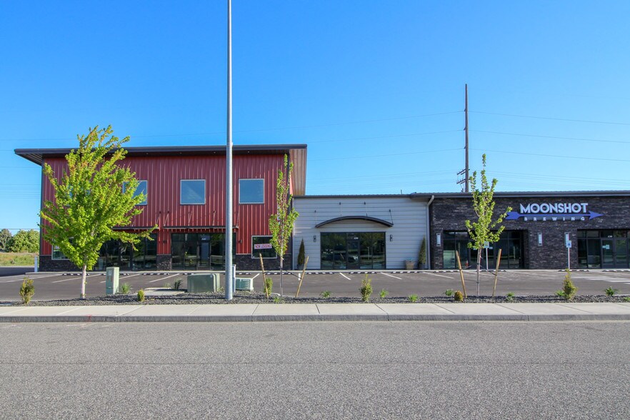 More Photos Of 8804 W Victoria Ave, Kennewick Showroom For Lease