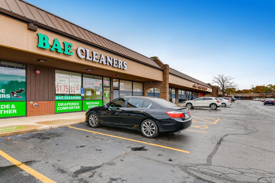 More Photos Of 1049-1093 N Salem Dr, Schaumburg Unknown For Lease