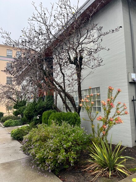 More Photos Of 2929 Summit St, Oakland Office Residential For Lease