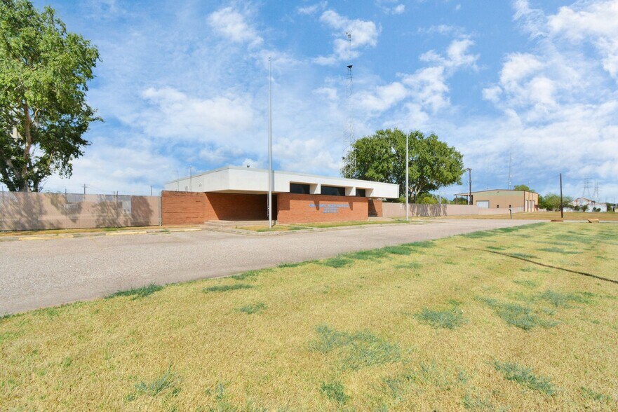 More Photos Of 1500 W Highway 6, Alvin Truck Terminal For Lease