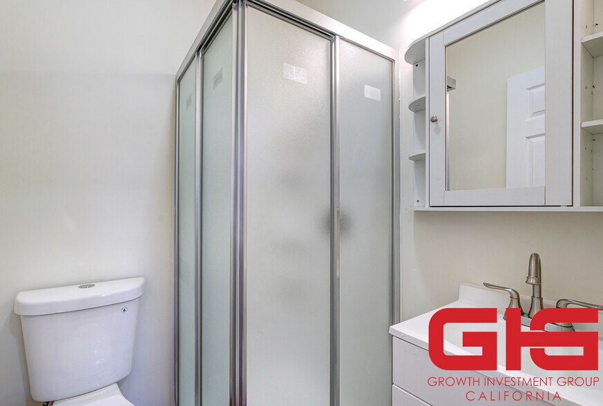 More Photos Of 1234 W 37th Dr, Los Angeles Multifamily For Sale