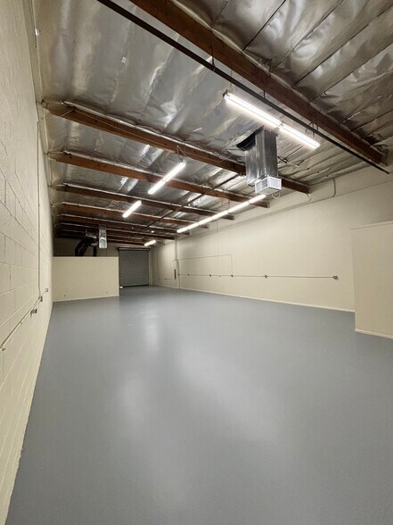 More Photos Of 18720 Oxnard St, Tarzana Warehouse For Lease