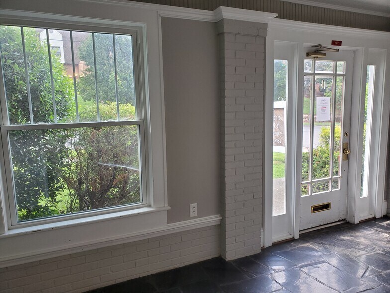 More Photos Of 1602 Grandin Rd SW, Roanoke Medical For Sale