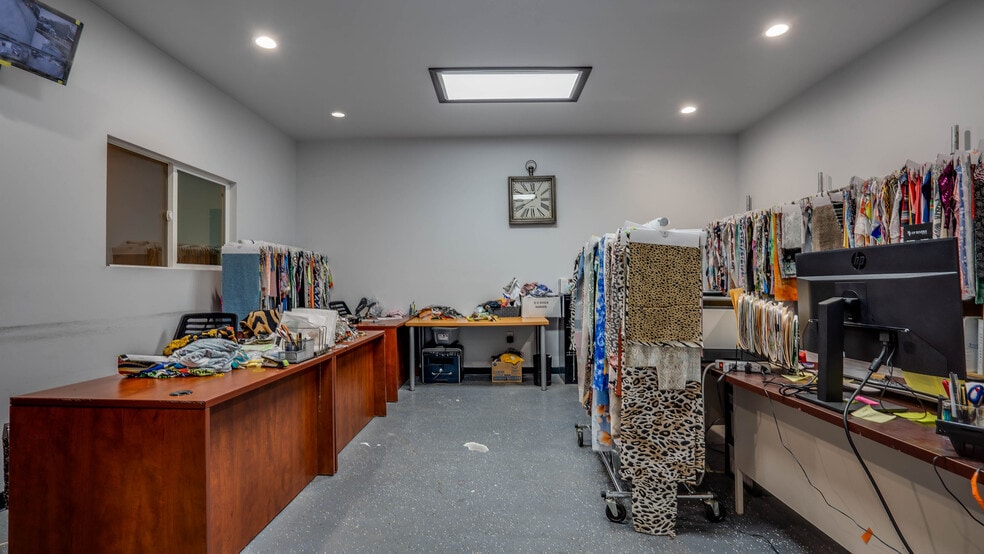 More Photos Of 3232 E Olympic Blvd, Los Angeles Warehouse For Lease