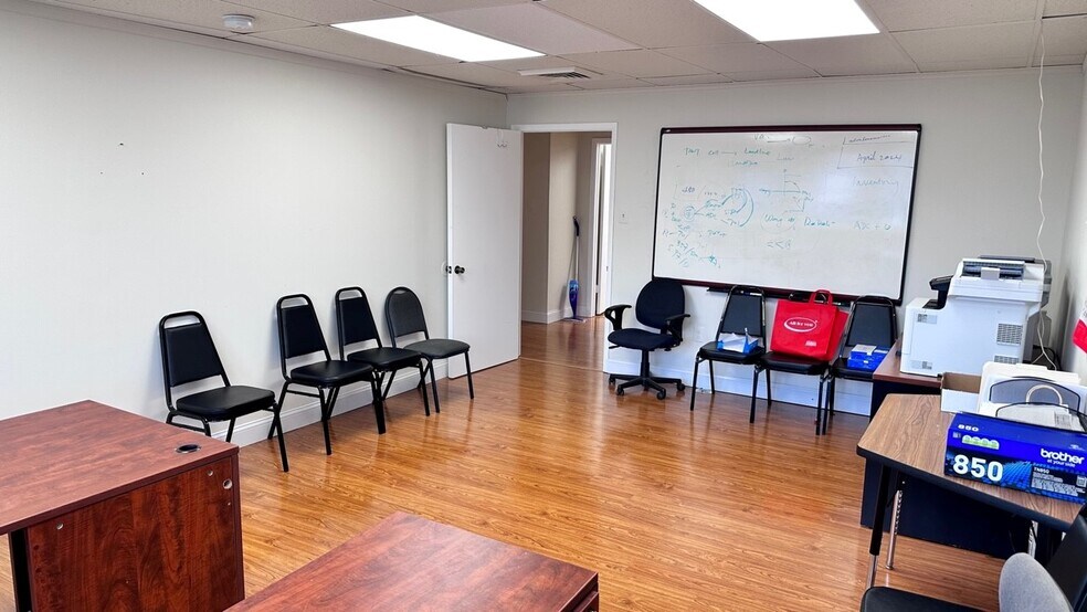 More Photos Of 1300 Industrial Blvd, Southampton Light Distribution For Sale