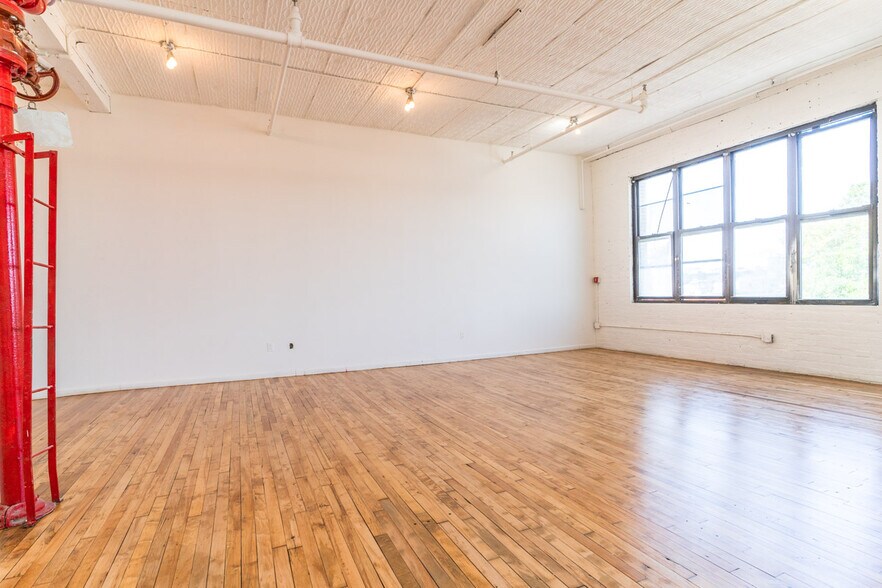 More Photos Of 117 Grattan St, Brooklyn Warehouse For Lease