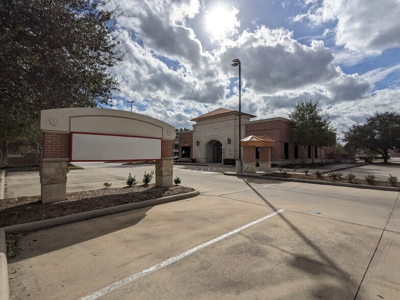 More Photos Of 18505 Champion Forest Dr, Spring Unknown For Lease