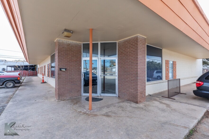 More Photos Of 1109 Oak St, Abilene Shelter For Sale