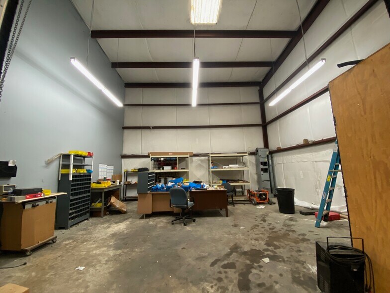 More Photos Of 4950 Washington Blvd, Beaumont Light Manufacturing For Sale