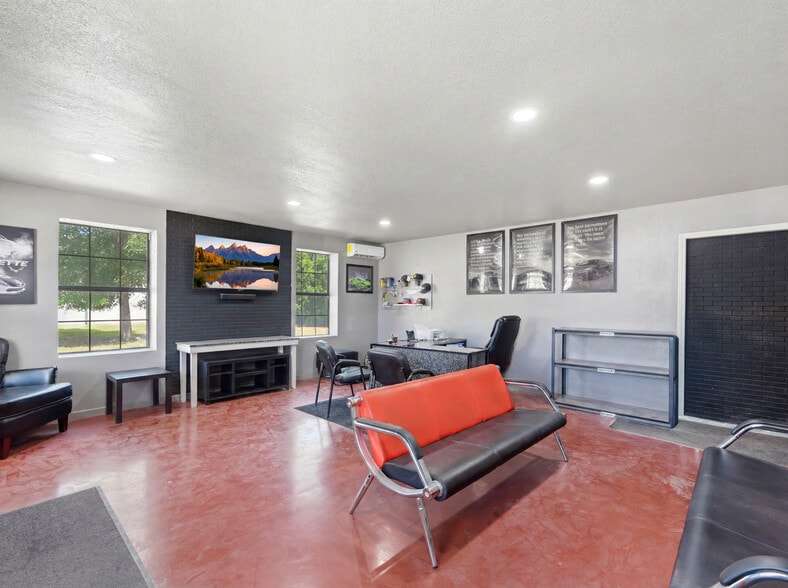 More Photos Of 117 Business Dr W, Kerrville Warehouse For Sale