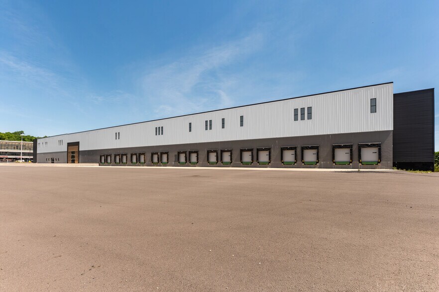 More Photos Of 102 Dolson Ave, Middletown Distribution For Lease