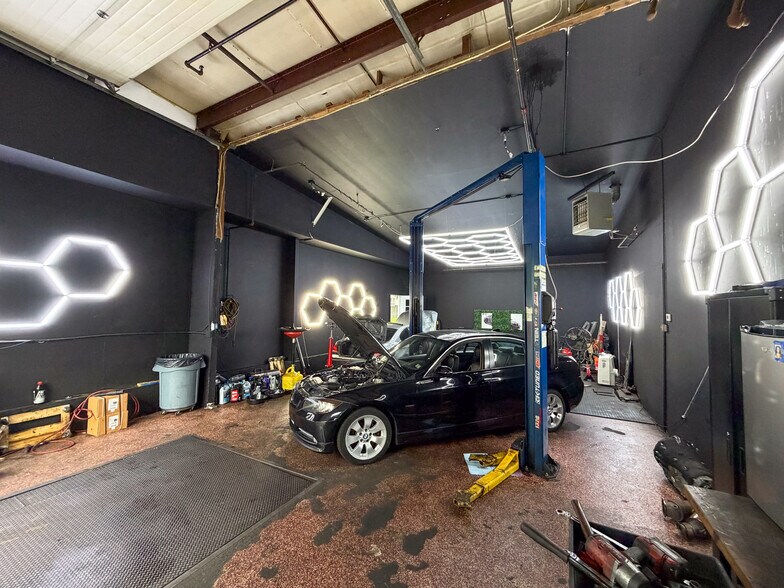 More Photos Of 47 Billard St, Meriden Showroom For Sale