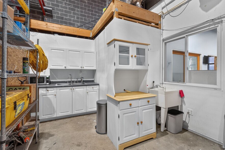 More Photos Of 22580 Glenn Dr, Sterling Showroom For Sale