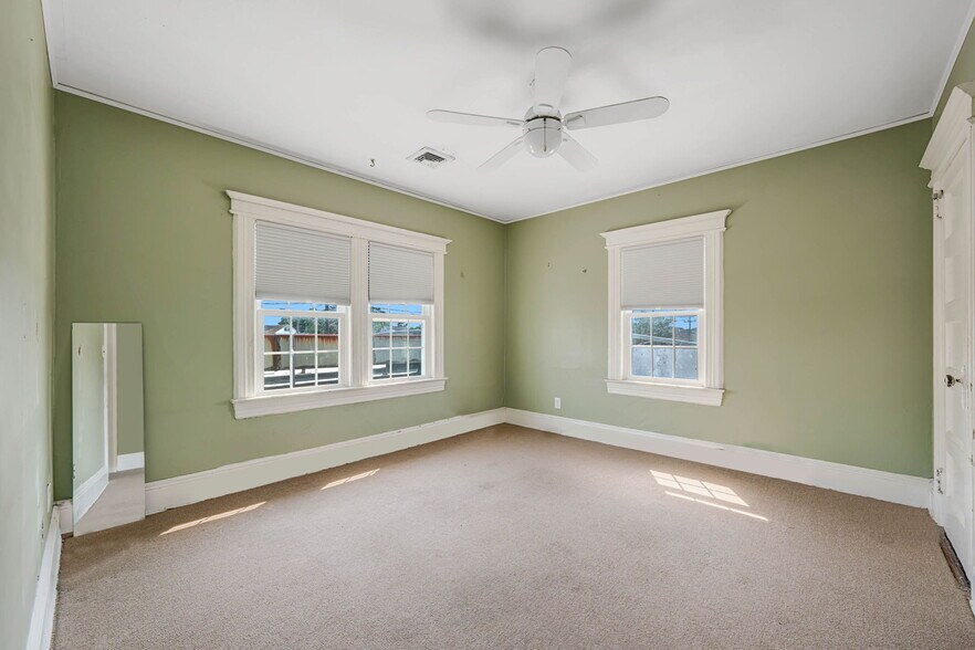 More Photos Of 73 W Merrick Rd, Valley Stream Veterinarian Kennel For Sale