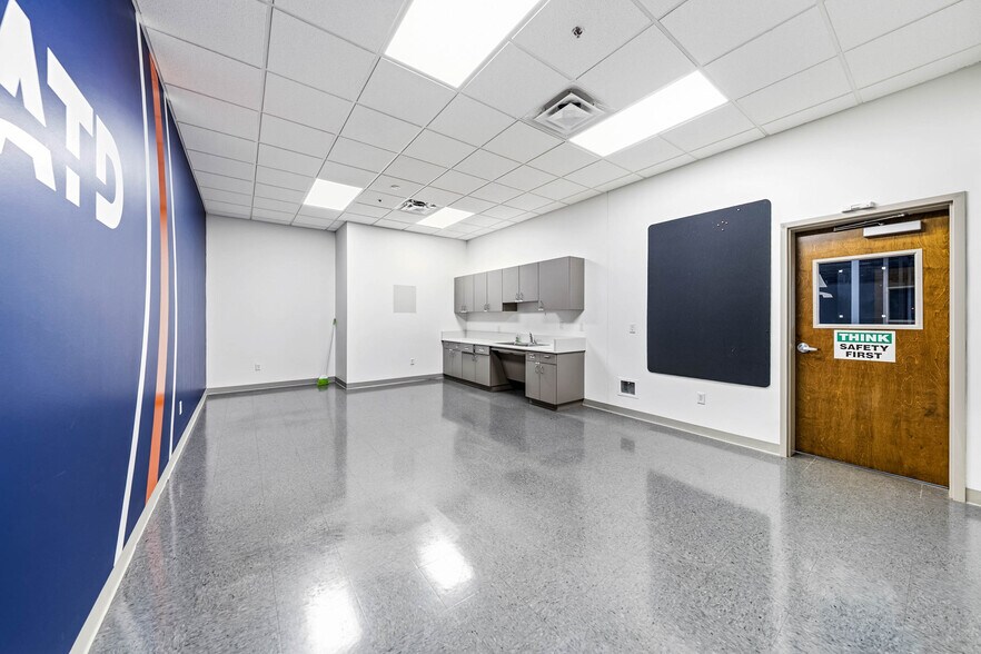 More Photos Of 4689 Industry Dr, Medford Distribution For Lease