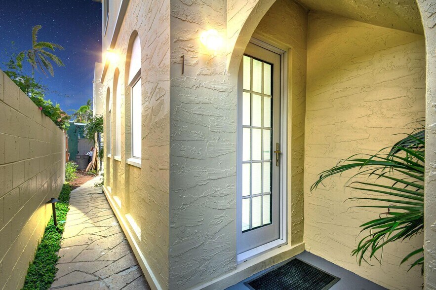 More Photos Of 212 Oleander Ave, Palm Beach Apartments For Sale