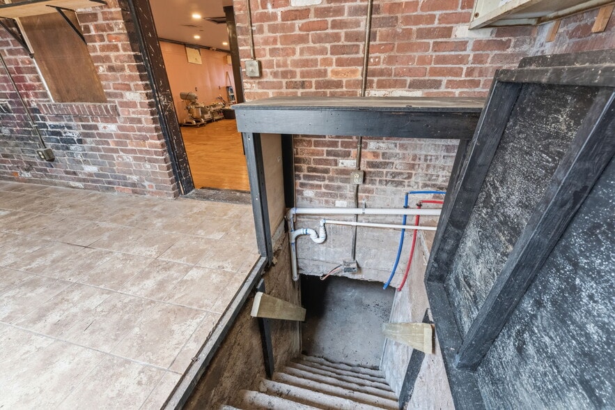 More Photos Of 73 Ferry St, Middletown Bar For Sale